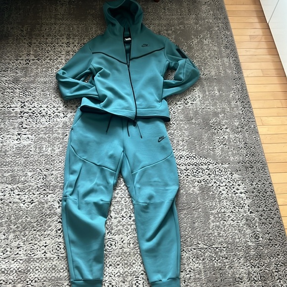 Men’s Nike tech suit - Picture 3 of 6